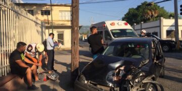 Hermanos se lesionan en choque