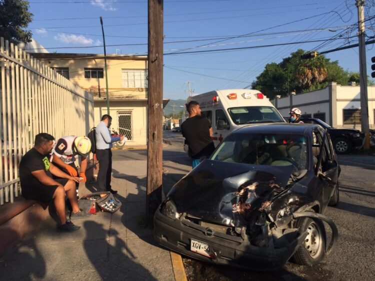 Hermanos se lesionan en choque