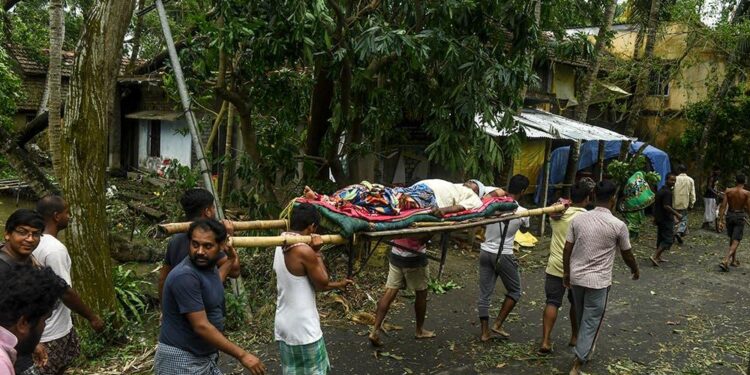 Suman 84 muertos tras paso de devastador ciclón por Bangladesh e India