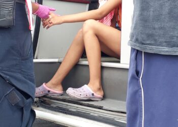 Menor se corta dedo al estarse grabando