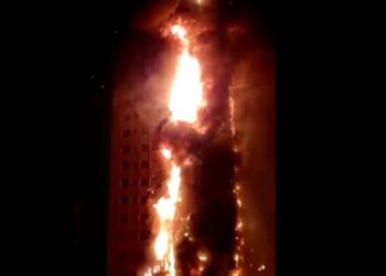 Se desata fuerte incendio en edificio de Dubai