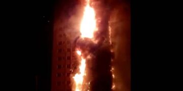 Se desata fuerte incendio en edificio de Dubai