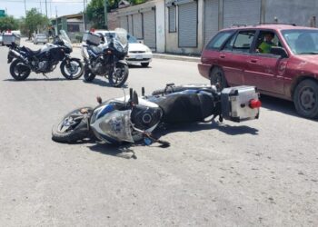 Se lesiona policía motorizado tras chocar contra camioneta