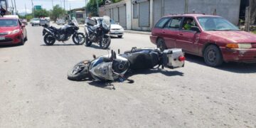 Se lesiona policía motorizado tras chocar contra camioneta