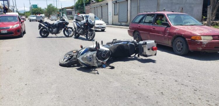 Se lesiona policía motorizado tras chocar contra camioneta