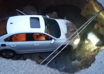 Socavón “desaparece” auto en Nuevo Laredo