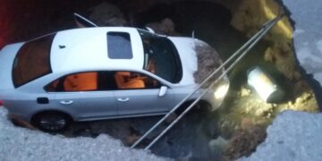 Socavón “desaparece” auto en Nuevo Laredo