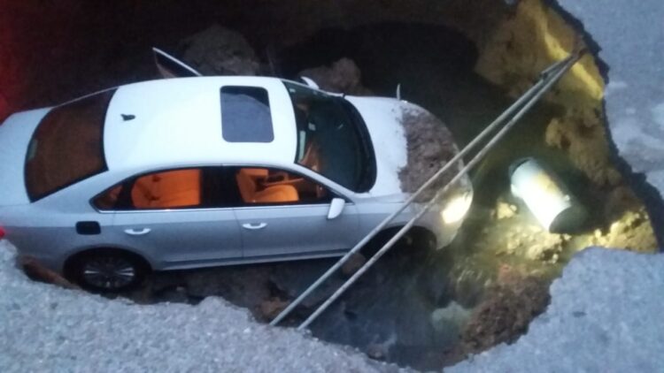 Socavón “desaparece” auto en Nuevo Laredo