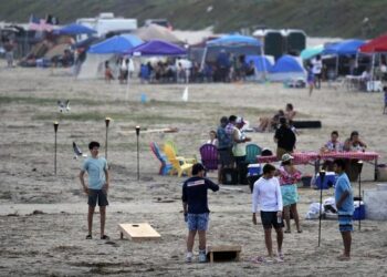¿Y el COVID-19 quedó atrás? Abarrotan parques y playas en EU