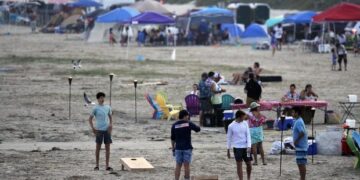 ¿Y el COVID-19 quedó atrás? Abarrotan parques y playas en EU