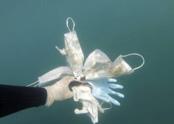 Mascarillas y guantes ensucian el lecho del mar Mediterráneo