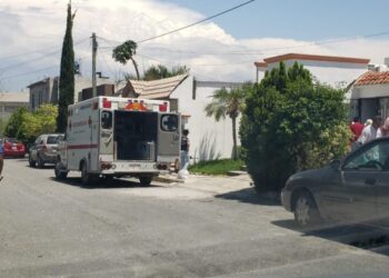 Mujer se lesiona tras caer del techo de su casa