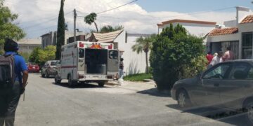 Mujer se lesiona tras caer del techo de su casa