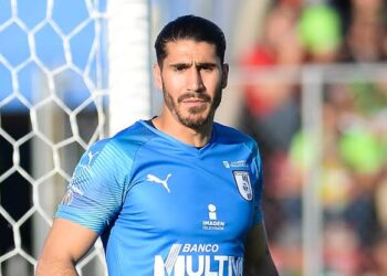 Gil Alcalá subasta jersey para donar equipo médico en hospital de Querétaro