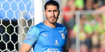 Gil Alcalá subasta jersey para donar equipo médico en hospital de Querétaro