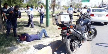 Se lesiona agente estatal en choque