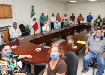 Entrega Rivas apoyos a  comerciantes de  “pulgas” en N. Laredo