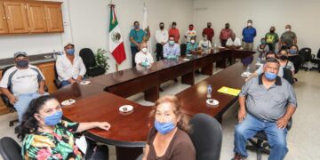 Entrega Rivas apoyos a  comerciantes de  “pulgas” en N. Laredo