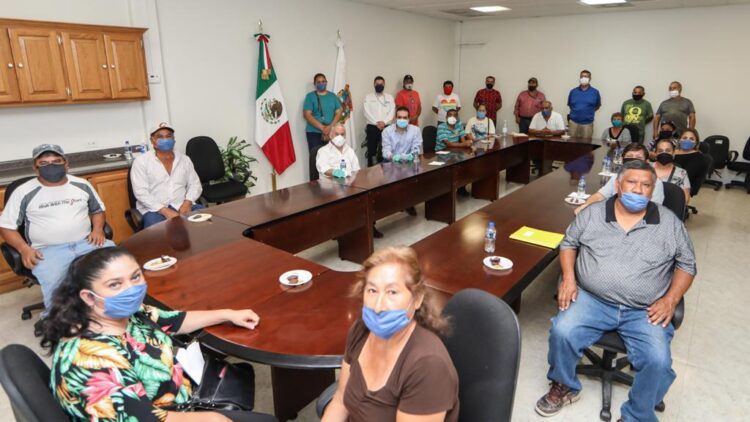 Entrega Rivas apoyos a comerciantes de “pulgas” en N. Laredo