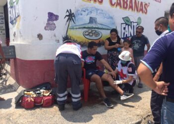 Conductor de auto se pasa alto y lesiona a motociclista