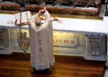 Papa Francisco celebra misa en centenario del nacimiento de Juan Pablo II