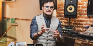 Aleks Syntek celebra 30 años en la música lanzando tres discos