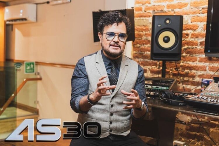Aleks Syntek celebra 30 años en la música lanzando tres discos