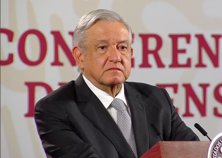 Felicita AMLO a maestros en su día