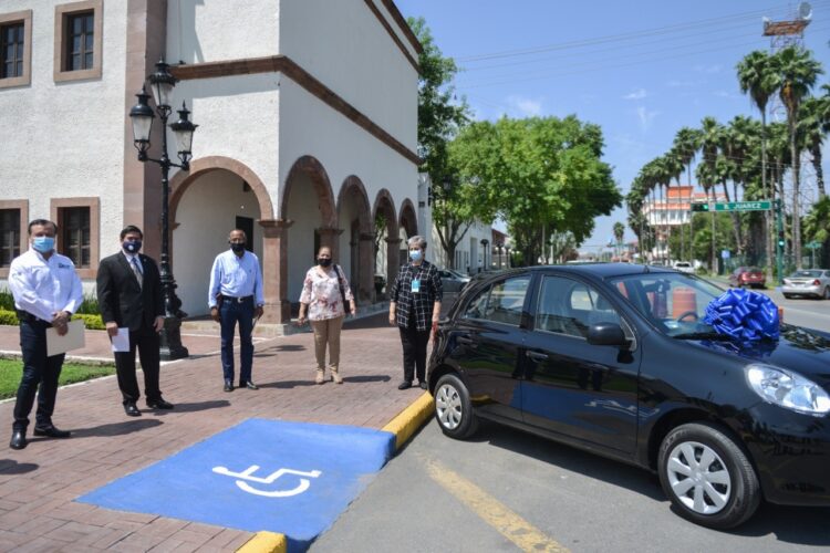 Entregan auto de tercer y último sorteo predial en N. Laredo