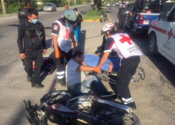 Motociclista se lesiona al chocar