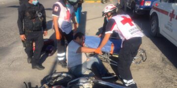 Motociclista se lesiona al chocar