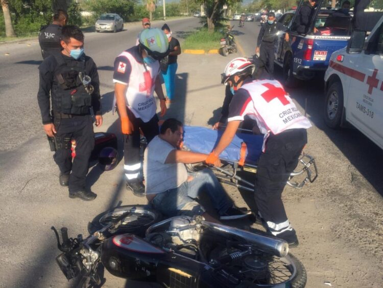 Motociclista se lesiona al chocar