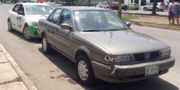 Distraído conductor causa aparatoso choque