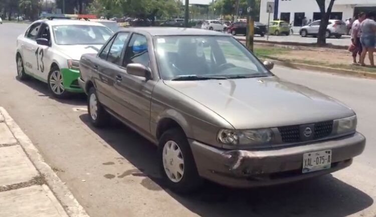 Distraído conductor causa aparatoso choque