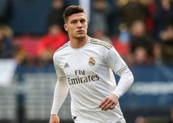 Luka Jovic sufre una fractura en el pie en su confinamiento