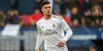 Luka Jovic sufre una fractura en el pie en su confinamiento