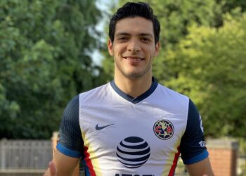 Raúl Jiménez presume la nueva playera del América