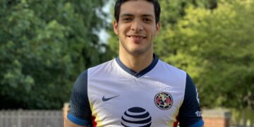 Raúl Jiménez presume la nueva playera del América