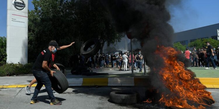 Trabajadores protestan por cierre de la empresa Nissan en Barcelona