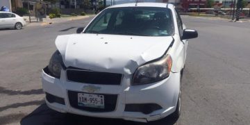 Conductor invade carril y ocasiona accidente vial