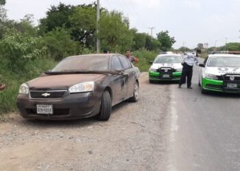 Chofer daña su auto al treparlo a camellón