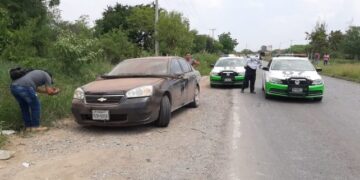 Chofer daña su auto al treparlo a camellón
