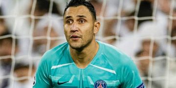 Keylor Navas dona alimentos a 450 familias en Costa Rica