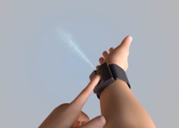 Crean pulsera que servirá como dispensador de antibaccterial