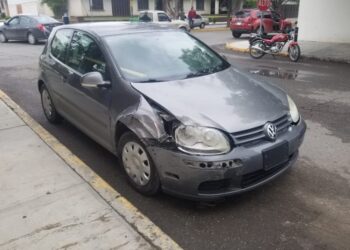 Empleado se distrae al conducir y causa choque