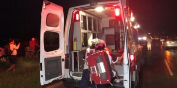 Se lesiona mujer al chocar camioneta con poste