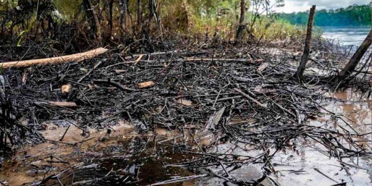 Derrame de crudo en Amazonia deja a miles de indígenas sin agua ni comida