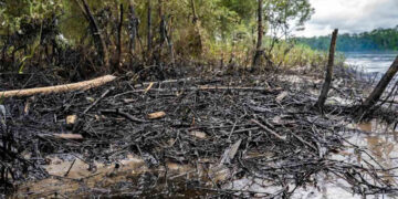 Derrame de crudo en Amazonia deja a miles de indígenas sin agua ni comida