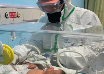 Cuando se llega al mundo con COVID-19, o bajo sospecha de portarla