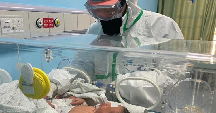 Cuando se llega al mundo con COVID-19, o bajo sospecha de portarla